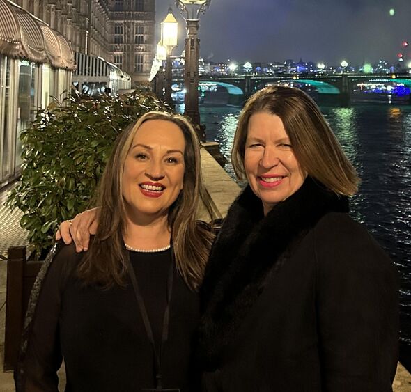 Louise (L) et Sarah (R) 