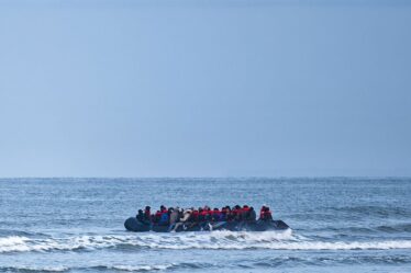 Trois filles 9, 11 et 17 se noient alors que le bateau migrant a touché par d'énormes vagues