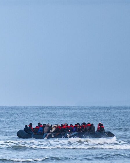 Trois filles 9, 11 et 17 se noient alors que le bateau migrant a touché par d'énormes vagues