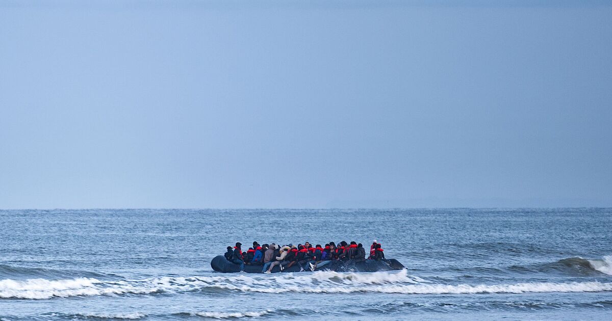 Trois filles 9, 11 et 17 se noient alors que le bateau migrant a touché par d'énormes vagues