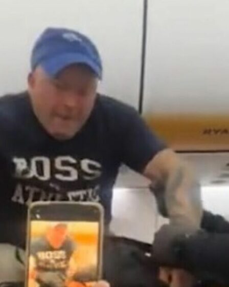 Chaos sur Ryanair vol vers l'Espagne alors que la police armée traîne des passagers `` ivres ''