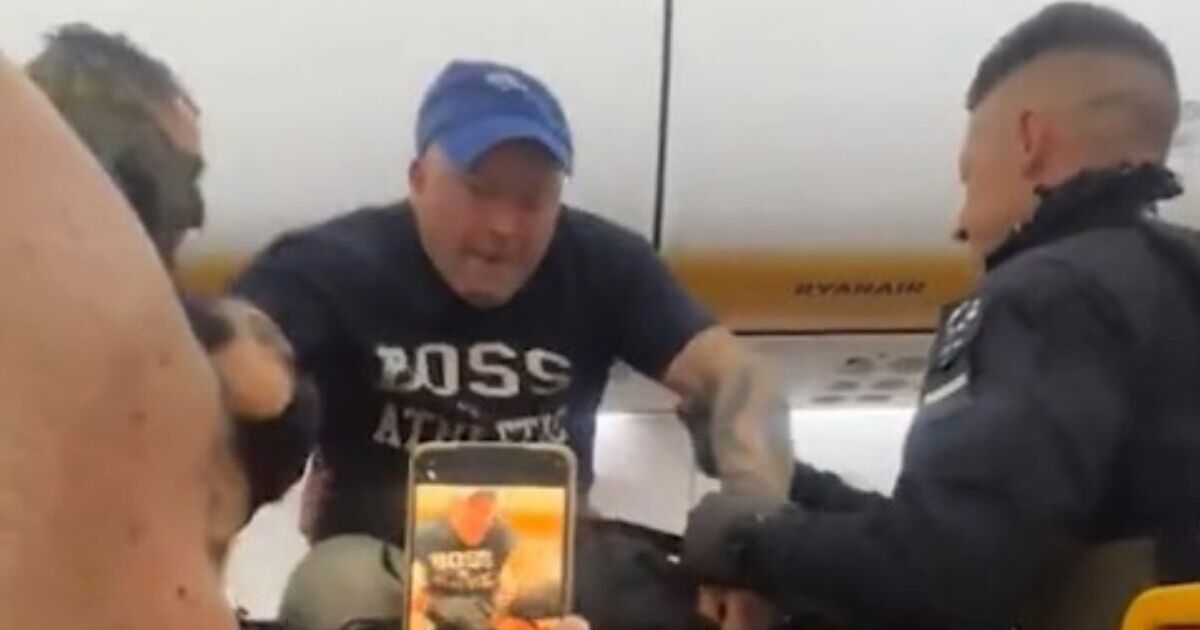 Chaos sur Ryanair vol vers l'Espagne alors que la police armée traîne des passagers `` ivres ''