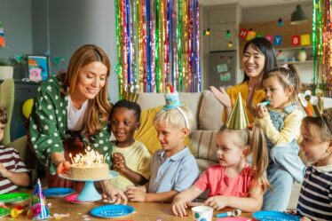 Cinquième des parents qui commencent à réaliser de la vraie raison pour les enfants ne sont pas invités à des fêtes d'anniversaire