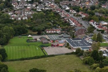 Essex Schools Lockdown Live: Manhunt lancé pour migrant avec Chopper de police