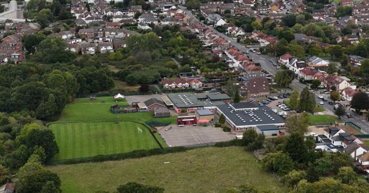 Essex Schools Lockdown Live: Manhunt lancé pour migrant avec Chopper de police