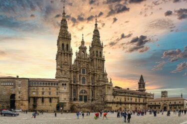 Fury dans le hotspot espagnol comme des bâtiments «vidés» et des bâtiments abandonnés blâmés aux touristes