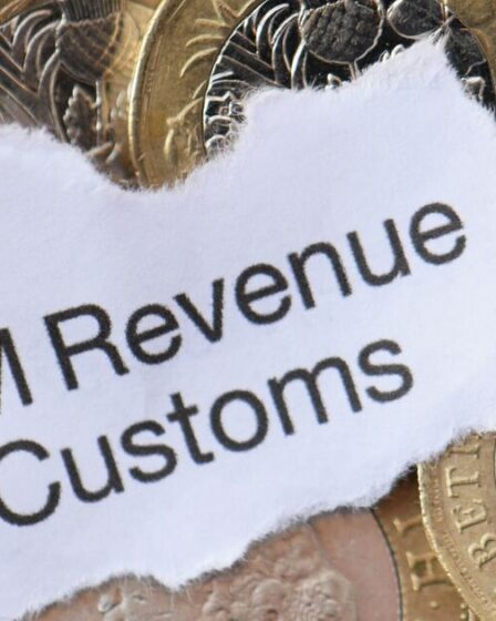 HMRC prenant de l'argent à des personnes avec plus de 5 000 £ de compte bancaire