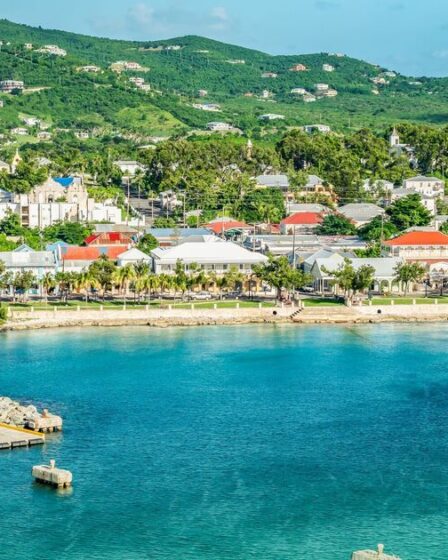 La belle île de 30 ° C en octobre est complètement ignorée par les touristes