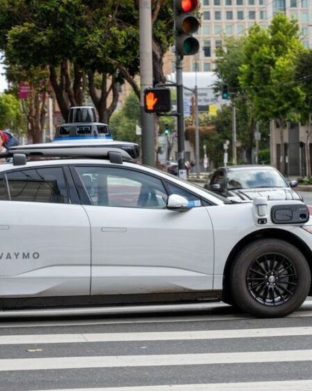 La voiture sans conducteur évite le ticket pour un tour d'U illégal car la police `` ne peut pas affiner un robot ''