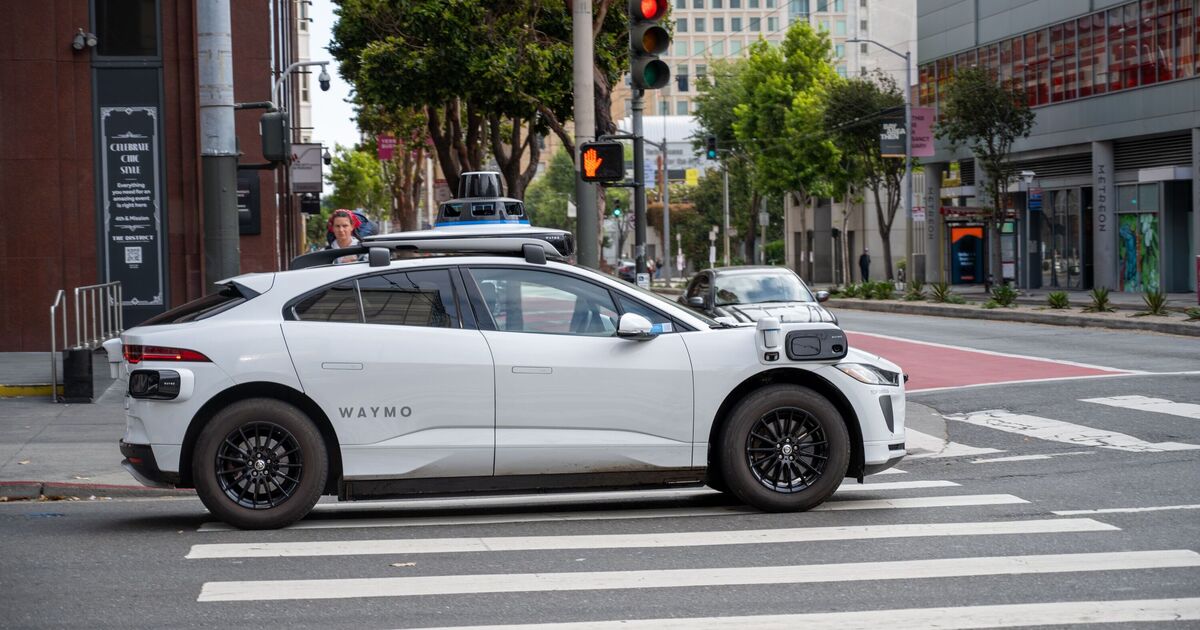 La voiture sans conducteur évite le ticket pour un tour d'U illégal car la police `` ne peut pas affiner un robot ''