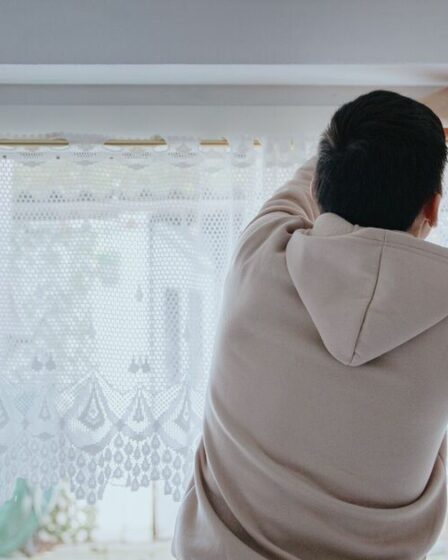 Le croisé: l'impasse du poteau rideau endommagé résolu avec un remboursement