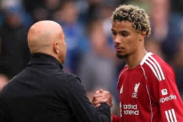 Le patron de Liverpool Arne Slot brise le silence sur la «discipline» Hugo Ekitike pour le carton rouge