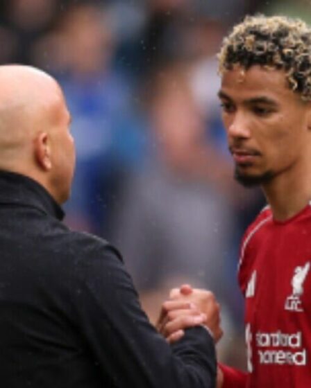 Le patron de Liverpool Arne Slot brise le silence sur la «discipline» Hugo Ekitike pour le carton rouge