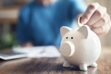 Le travail claqué pour «ne pas aller assez loin» car «déroutant» Isa a encore besoin de changement