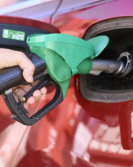 Les stations d'essence les moins chères en Angleterre les conducteurs de chargement bien inférieurs à la moyenne