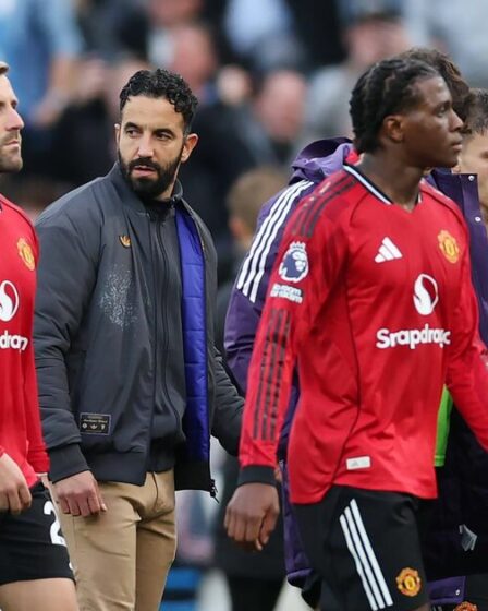 L'étoile de l'homme utd mord en arrière lorsqu'il est grillé sur Ruben Amorim après la perte de l'homme de la ville