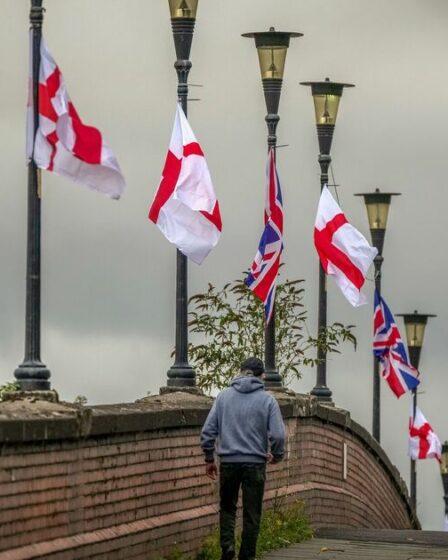 MP du travail marque des Britanniques suspendus les «extrémistes d'extrême droite de St George» de St George »