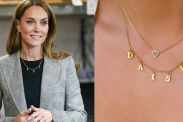 Obtenez Style Collier Gold Letter de Princess Kate pour 270 £ de moins chez Abbott Lyon