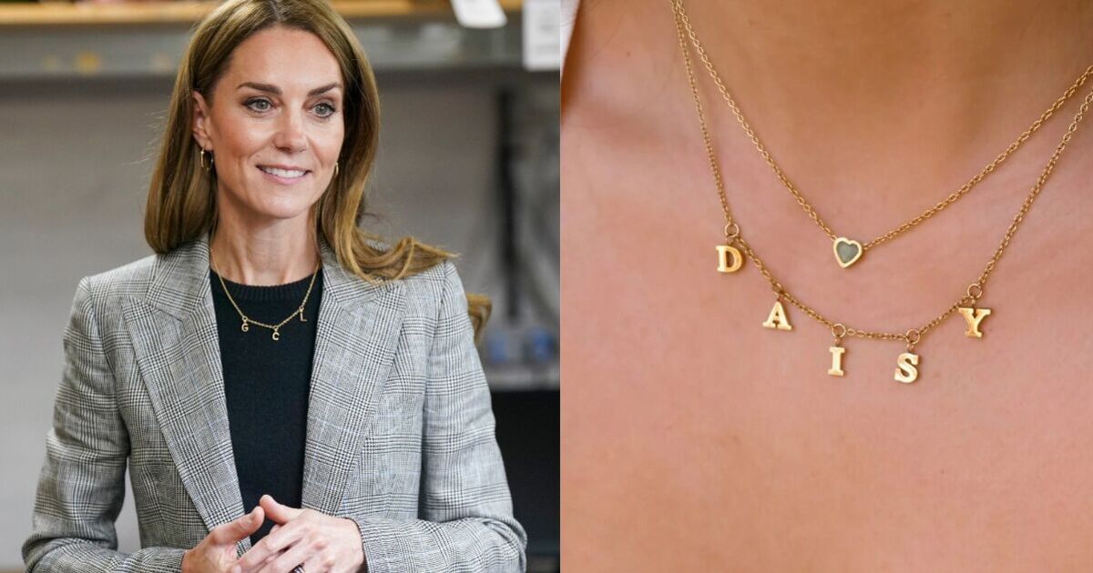 Obtenez Style Collier Gold Letter de Princess Kate pour 270 £ de moins chez Abbott Lyon