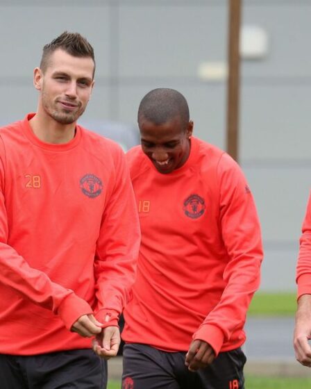 Où l'homme utd flop dont la femme a travaillé dans un magasin pendant qu'il gagnait 100 000 £ par semaine, c'est maintenant