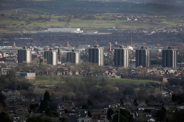 Comparution devant le tribunal des cinq premiers hommes des dix accusés d'infractions sexuelles à Rochdale