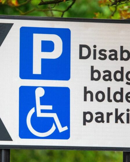 Des milliers de badges bleus «annulés» après la sonde trouve une mauvaise utilisation de la famille