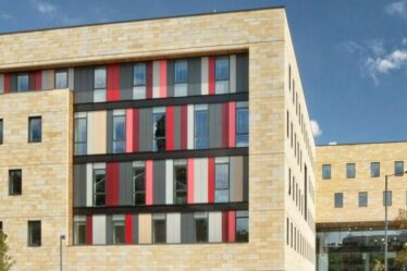 Horreur alors qu'un "homme au couteau attaque des gens et des policiers à l'extérieur de l'université"