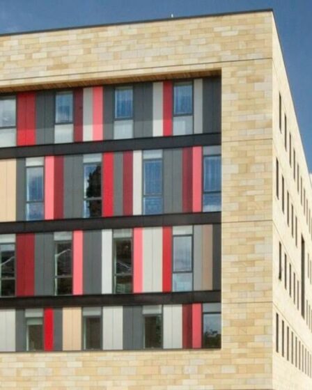 Horreur alors qu'un "homme au couteau attaque des gens et des policiers à l'extérieur de l'université"