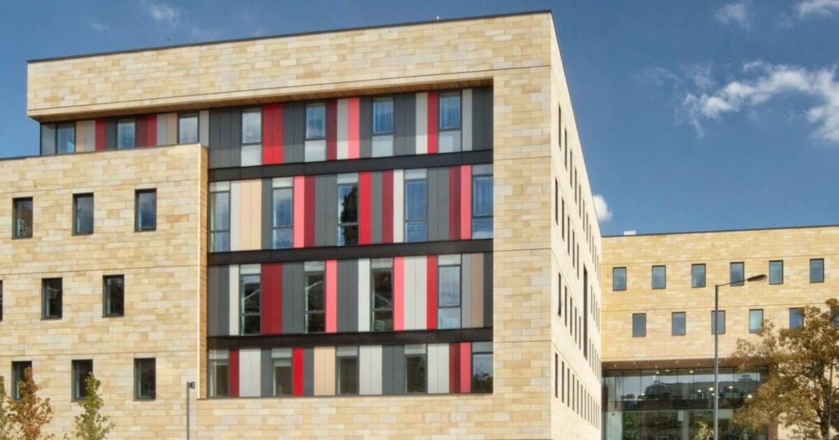 Horreur alors qu'un "homme au couteau attaque des gens et des policiers à l'extérieur de l'université"