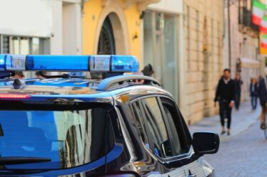 Horreur alors qu'un touriste tombe à mort de 22 pieds devant sa fille devant un monument populaire