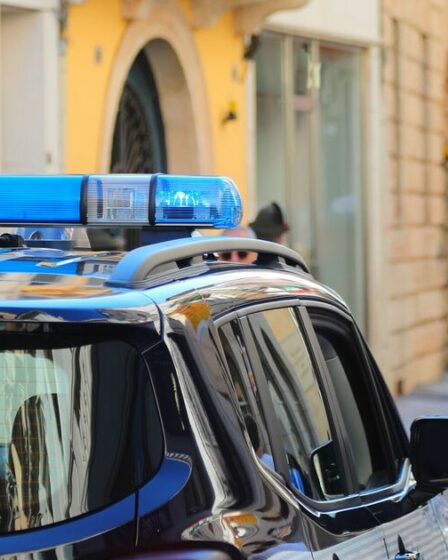 Horreur alors qu'un touriste tombe à mort de 22 pieds devant sa fille devant un monument populaire