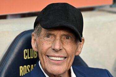 Le manager de Boca Juniors est décédé à l'âge de 69 semaines après le dernier match alors qu'Edinson Cavani lui rend hommage