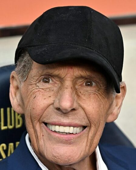 Le manager de Boca Juniors est décédé à l'âge de 69 semaines après le dernier match alors qu'Edinson Cavani lui rend hommage