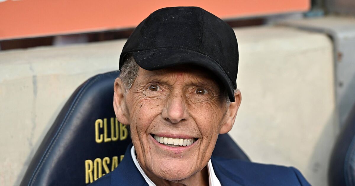 Le manager de Boca Juniors est décédé à l'âge de 69 semaines après le dernier match alors qu'Edinson Cavani lui rend hommage