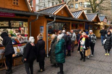 Le marché de Noël d'une grande ville britannique est plongé dans le chaos alors que les grèves déclenchent un cauchemar pour les voyageurs