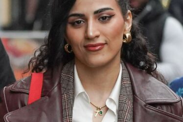 Le médecin du NHS qui a « glorifié » le 7 octobre porte un collier à breloques « 7 » au tribunal