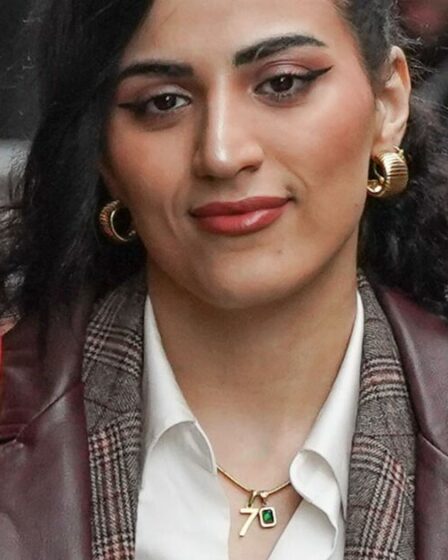 Le médecin du NHS qui a « glorifié » le 7 octobre porte un collier à breloques « 7 » au tribunal