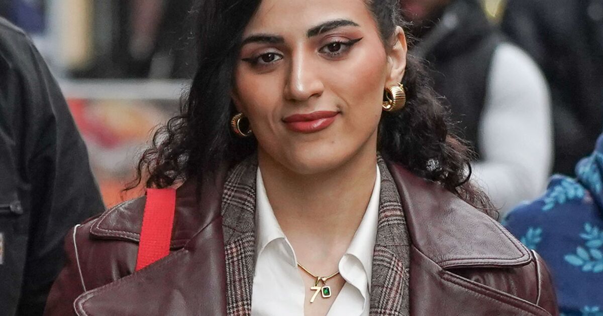 Le médecin du NHS qui a « glorifié » le 7 octobre porte un collier à breloques « 7 » au tribunal