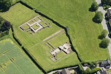 Le petit village britannique avec seulement 500 résidents qui abrite des ruines romaines incroyables de 2 000 ans