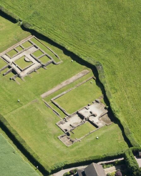 Le petit village britannique avec seulement 500 résidents qui abrite des ruines romaines incroyables de 2 000 ans