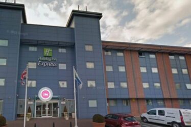 Les militants anti-asylum s'affrontent avec des contre-manifestants à l'Oxford Migrant Hotel