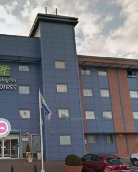 Les militants anti-asylum s'affrontent avec des contre-manifestants à l'Oxford Migrant Hotel