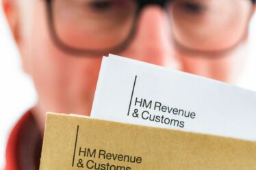 Les remboursements d'impôt sur les retraites ont atteint près de 50 millions de livres sterling alors que des milliers de personnes paient en trop sur les retraits