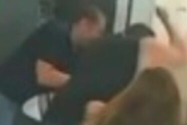 Moment insensé, papa frappe le professeur 9 fois après avoir dit à son élève de ranger le téléphone