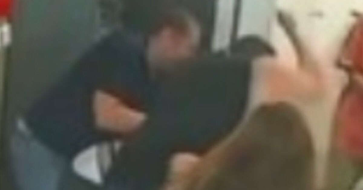 Moment insensé, papa frappe le professeur 9 fois après avoir dit à son élève de ranger le téléphone