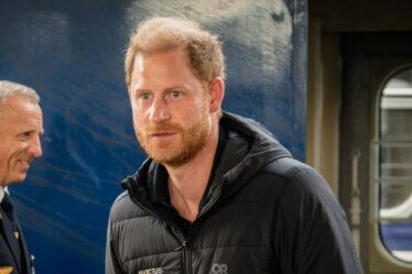Royal Family Live: Le prince Harry `` ne peut pas s'entraider '' alors que l'initié se déchire dans le duc