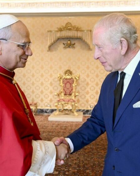 Tournée King and Queen EN DIRECT : Charles photographié avec le pape alors que la crise du prince Andrew se poursuit