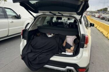 Une conductrice stupéfaite trouve trois femmes dans le coffre de sa voiture qui tentent d'entrer illégalement dans le pays