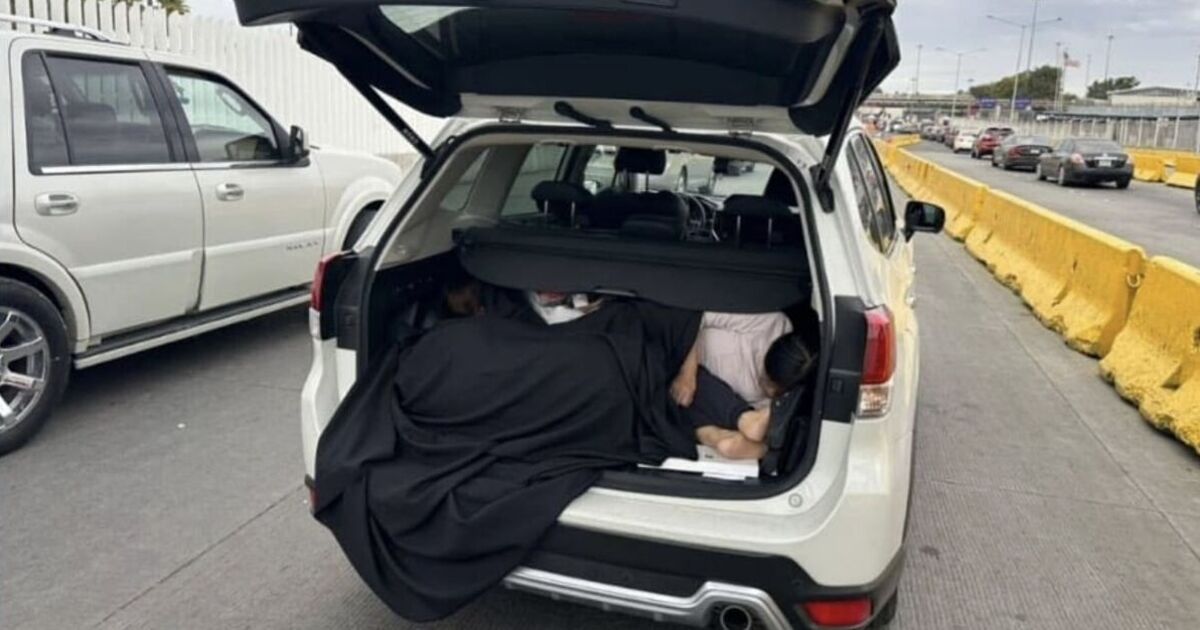 Une conductrice stupéfaite trouve trois femmes dans le coffre de sa voiture qui tentent d'entrer illégalement dans le pays