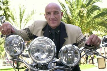 Une icône du cinéma britannique est morte sans le sou alors que sa femme dévastée n'a rien laissé